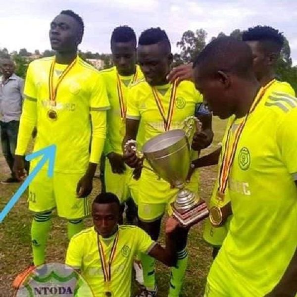 Ouganda: un footballeur décède sur le terrain après une collision avec le gardien de but