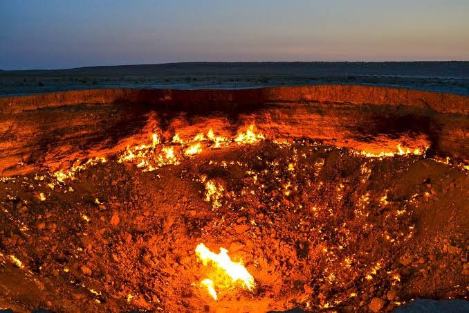 Le terrifiant cratère "Porte de l'Enfer" qui a brûlé pendant 50 ans va finalement être éteint