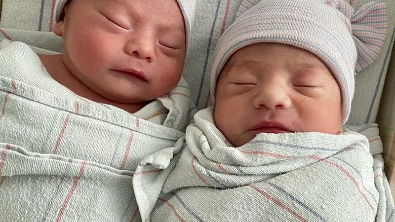 Une mère donne naissance à des jumeaux nés en 2021 et 2022