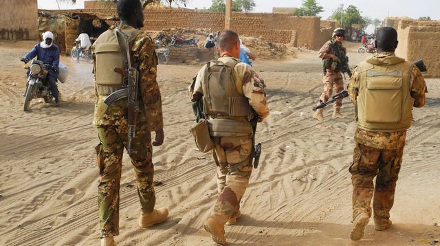 des-soldats-de-l-operation-antijihadiste-barkhane-a-menaka-au-mali-le-21-mars-2019_6256868
