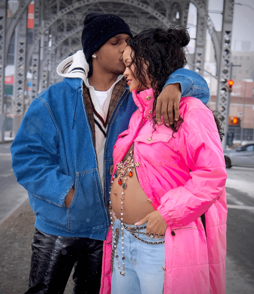 Rihanna enceinte de son premier enfant : elle dévoile enfin son ventre arrondi-PHOTOS