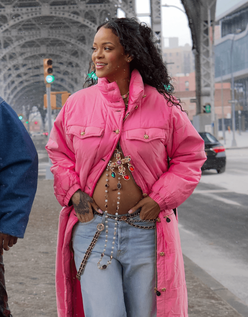 Rihanna enceinte de son premier enfant : elle dévoile enfin son ventre arrondi-PHOTOS
