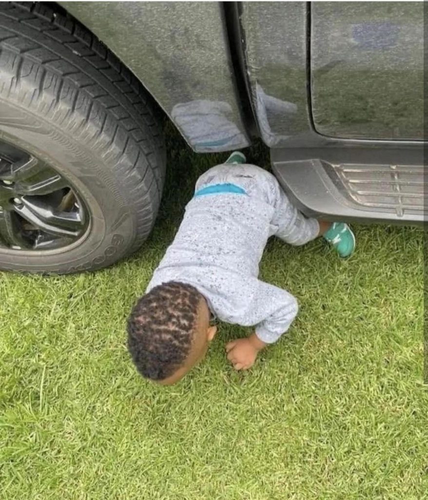 Un père raconte comment il a failli écraser son fils caché sous sa voiture