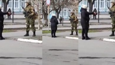 Une dame affronte un soldat russe