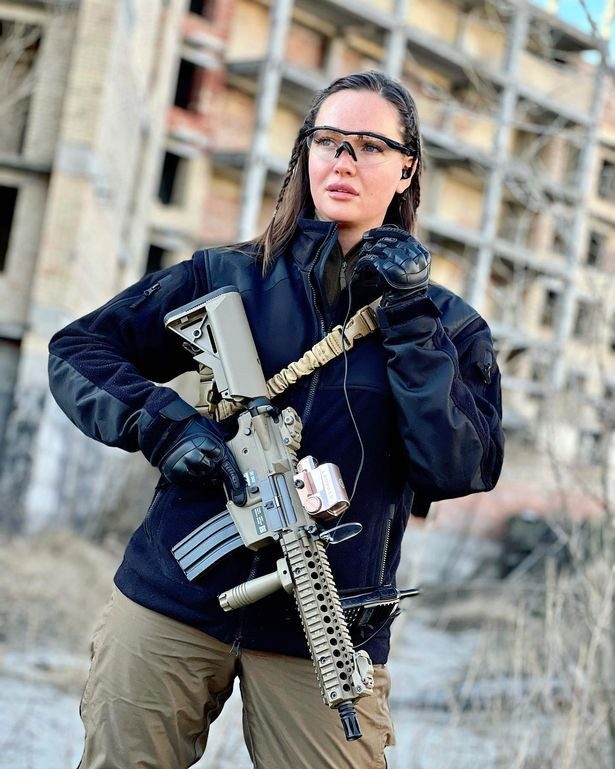 Ukraine: une Miss prend les armes pour lutter contre l'invasion russe