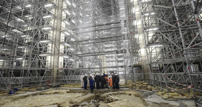 Des constructeurs font une découverte effrayante sous la cathédrale Notre-Dame de Paris après un incendie