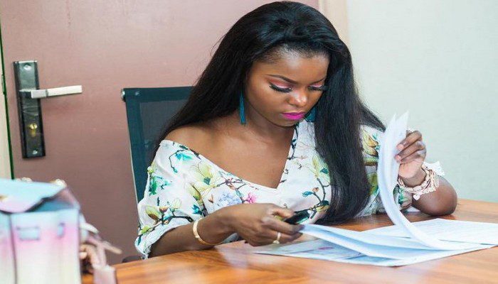 Daphnée facture ses prestations à 10 millions