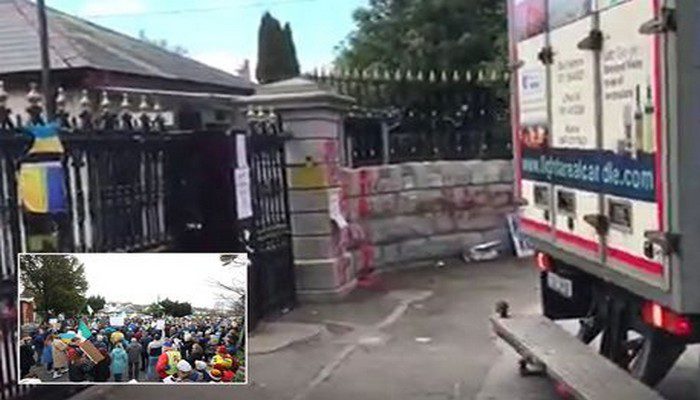 Un homme défonce les portes de l’ambassade russe