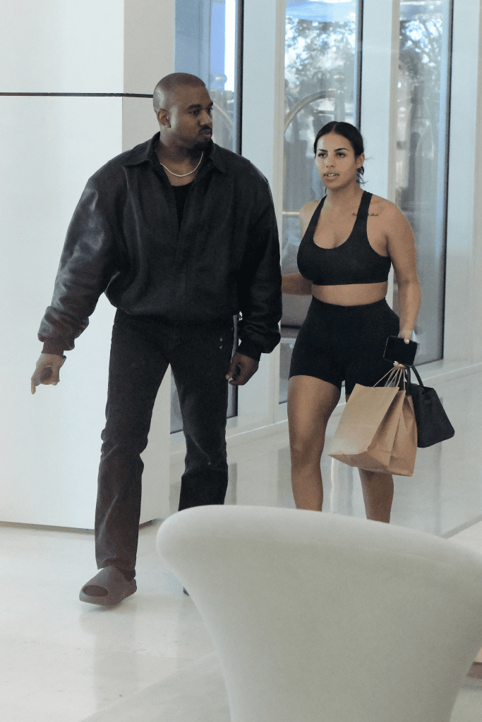 Kanye West désormais en couple avec le sosie de Kim Kardashian: Qui est-elle?