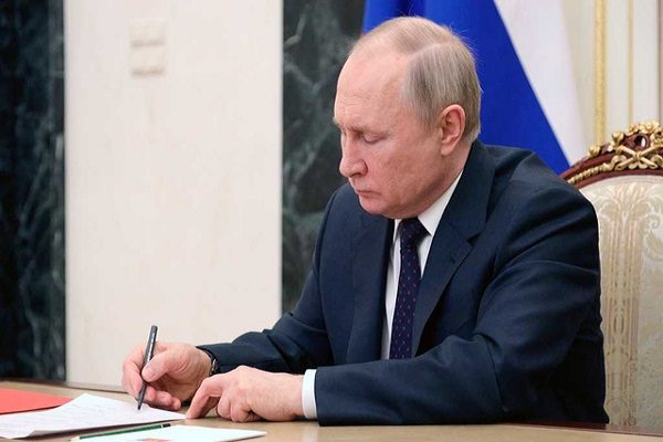 putin-russia-volunteers-110322-01