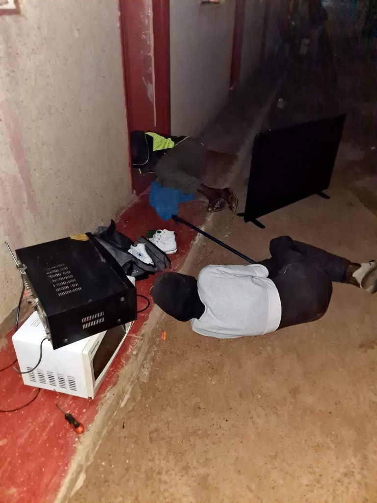 Des voleurs s'endorment mystérieusement après avoir volé dans une maison-photos/ vidéo