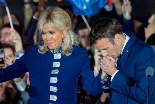 Election-d-Emmanuel-Macron-quels-ont-ete-les-premiers-mots-de-Brigitte-Macron-a-son-mari-apres-l-annonce-des-resultats