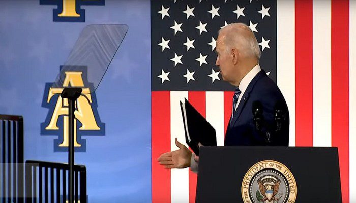 Joe Biden serre une main imaginaire (2)