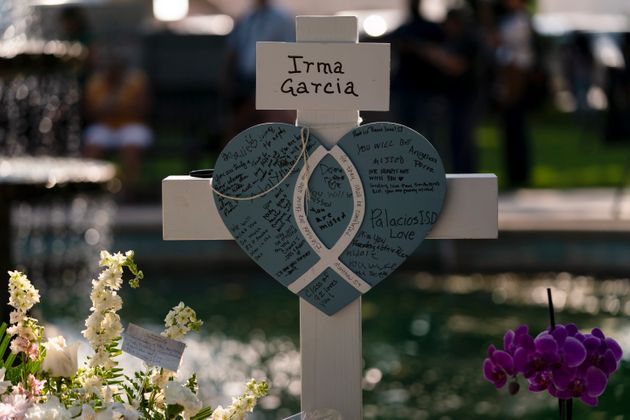 L'époux d'une professeure morte dans la fusillade du Texas décède de chagrin 2 jours après le drame