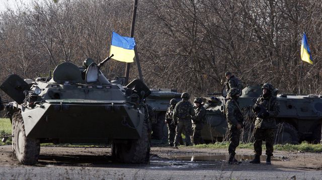 des-soldats-ukrainiens-stationnes-avec-leurs-blindes-pres-d-izium-le-15-avril-2014_4878669