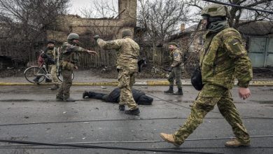 les-forces-ukrainiennes-inspectent-les-cadavres-de-civils-a-boutcha-pour-verifier-qu-ils-ne-cachent-pas-des-explosifs-le-2-avril-photo-vadim-ghirda-ap-sipa-1648977980