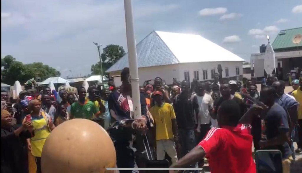 Ghana: deux adolescents filmés dans une s3xtape fouettés en public (Vidéo) 