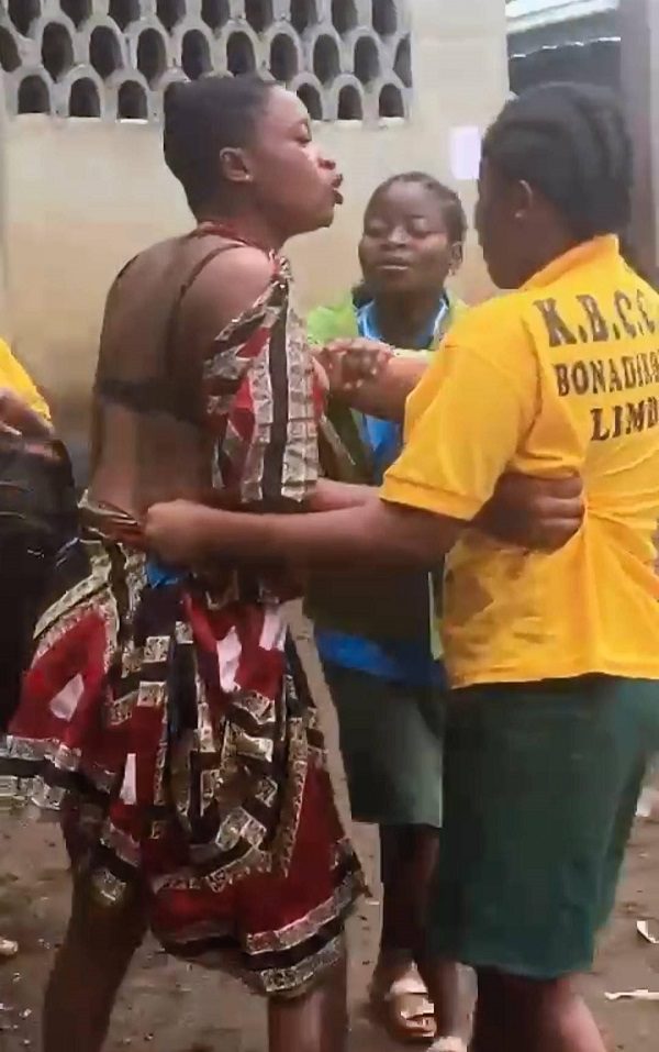 Cameroun: deux femmes se battent et se déshabillent pour un homme 