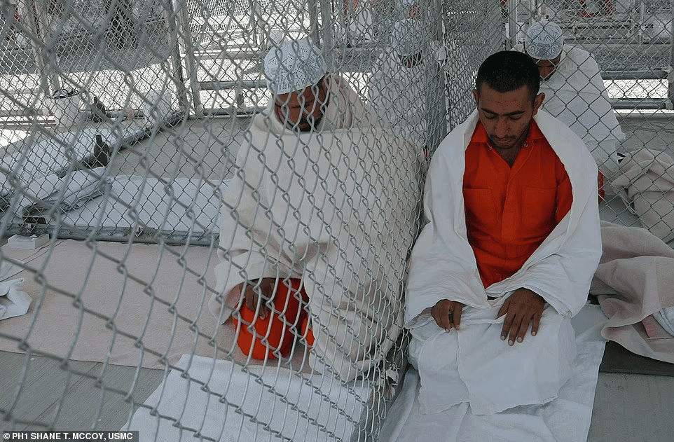 Guantanamo / Images choquantes : des photos secrètes des premiers détenus de la prison américaine dévoilées
