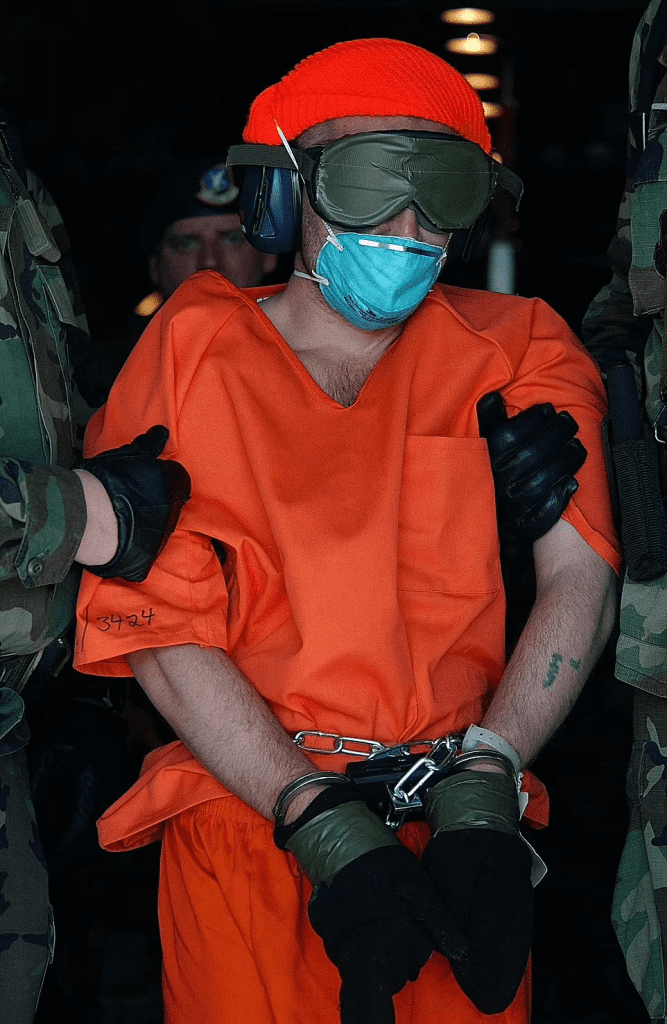 Guantanamo / Images choquantes : des photos secrètes des premiers détenus de la prison américaine dévoilées