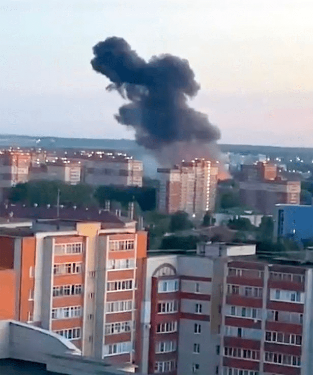 Un avion militaire russe en route vers l'Ukraine prend ￼feu dans les airs et s'écrase, plusieurs morts enregistrés