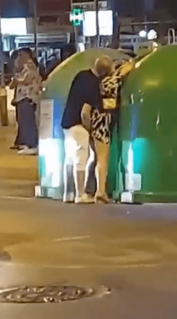 En plein ébat s3xuel dans la rue, un couple surpris par la police-Vidéo