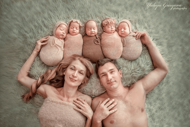 Une mère ukrainienne partage de belles photos de ses adorables quintuplés : "5 perles"