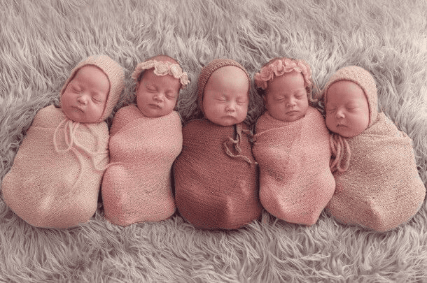 Une mère ukrainienne partage de belles photos de ses adorables quintuplés : "5 perles"