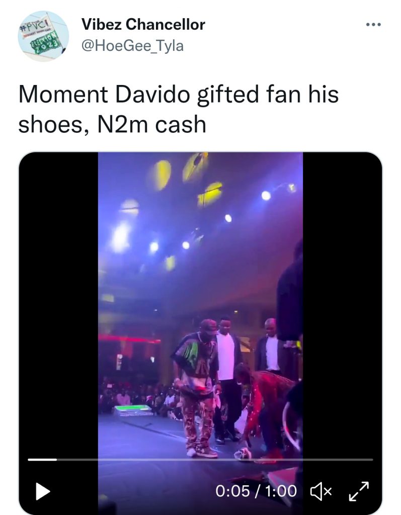 En plein concert, Davido offre ses chaussures et 3 millions de Fcfa à une fan