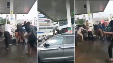 Une femme nue arrose les clients d’une station d’essence