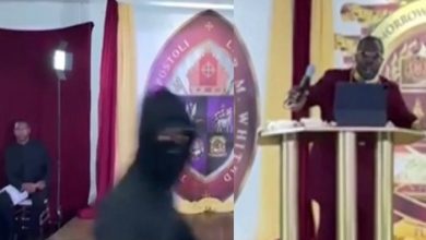 évêque braqué en plein sermon