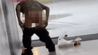il enlève son pantalon pour faire caca dans un centre commercial
