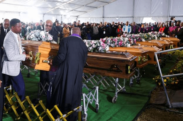 Afrique du Sud : funérailles en masse pour les adolescents décédés dans une boîte de nuit
