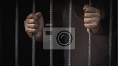 un-homme-entre-des-mains-de-prison-derriere-des-cales-en-acier-des-prisonniers-de-sexe-masculin-ont-ete-severement-mis-a-l-epreuve-dans-une-prison-sombre-emprisonnement-violence-traite-des-etres-h (1)