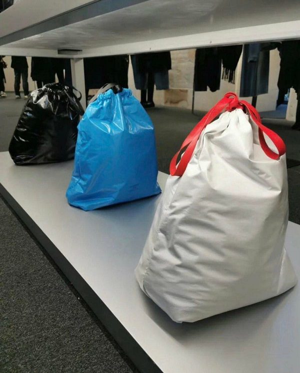 Balenciaga vend des sacs poubelles qui coûtent 1790 $