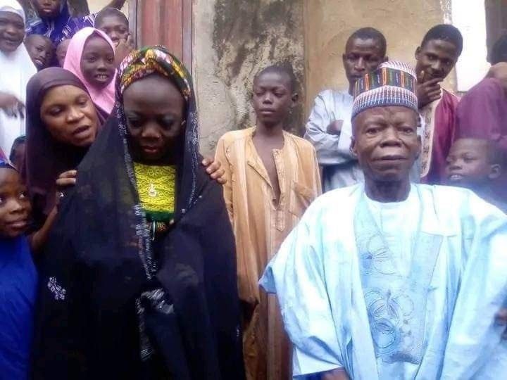 Nigeria : un homme de 74 ans, qui se marie pour la première fois révèle la cause de ce retard