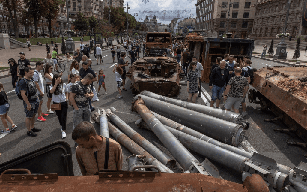 L'Ukraine fait défiler des centaines de chars russes détruits dans les rues de Kiev en signe de moqueries (vidéo)