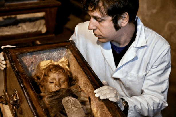 Le corps momifié d'une fillette morte en 1920 aurait cligné des yeux devant des touristes-Photos