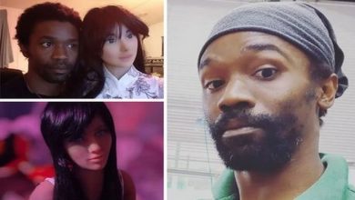 un homme en couple avec une poupée