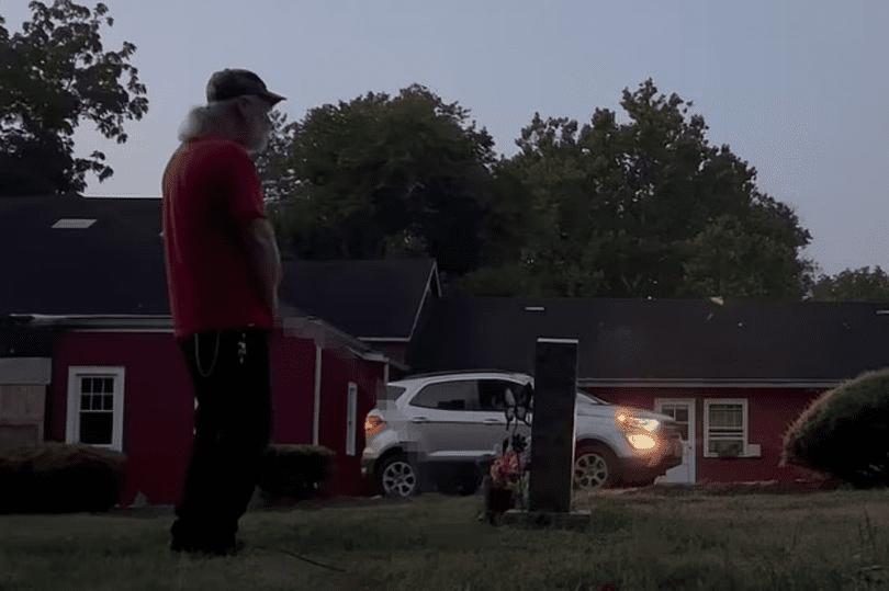 Un homme filmé en train de faire un surprenant rituel sur la tombe de son ex-femme, 48 ans après leur divorce