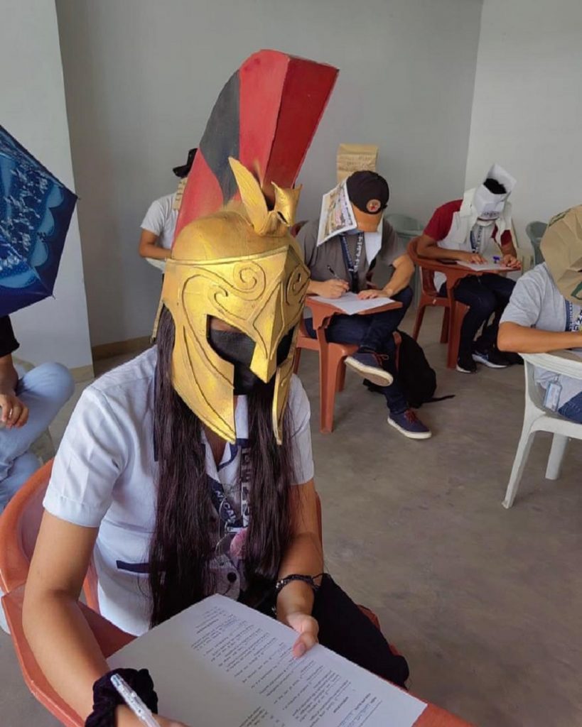 Philippines : des étudiants créent des chapeaux d'examen "anti-tricherie »