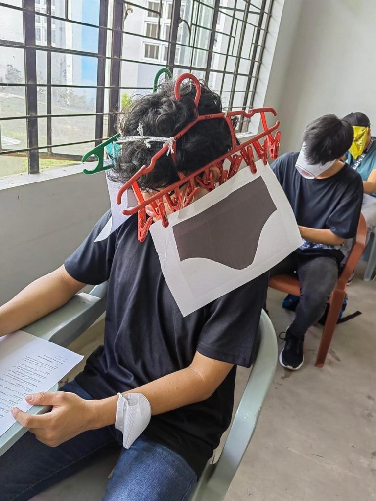 Philippines : des étudiants créent des chapeaux d'examen "anti-tricherie »