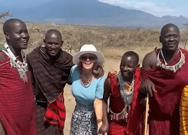 Elle parcourt 15 000 Km pour rejoindre son amant en Afrique malgré leur grand écart d'âge