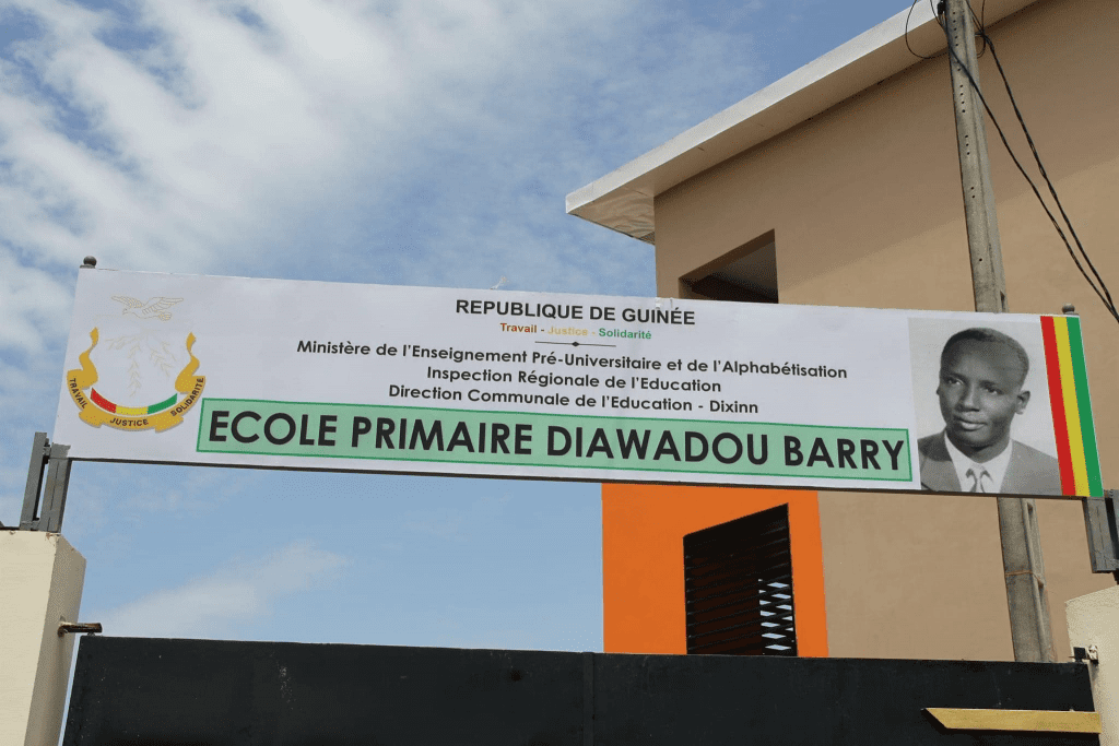 Guinée/ Le Colonel Doumbouya fait construire une école primaire dans l'ancienne maison de Cellou Diallo