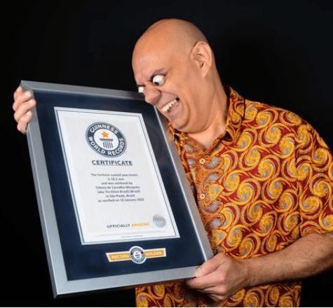 Guinness des Records : découvrez l’homme qui fait sortir ses yeux de près de 2 cm de leurs orbites (photos)