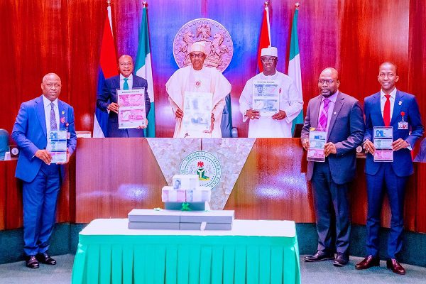 Nigeria: le président Buhari dévoile les nouveaux billets de Naira