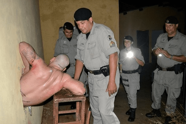 La pire évasion de prison alors qu'un détenu est coincé dans un mur devant des gardes qui rient