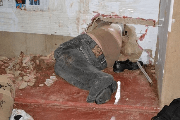 La pire évasion de prison alors qu'un détenu est coincé dans un mur devant des gardes qui rient