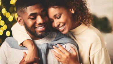 un-couple-afro-amoureux-passe-noël-ensemble-profiter-des-vacances-couples-qui-s-embrassent-et-passent-161079622