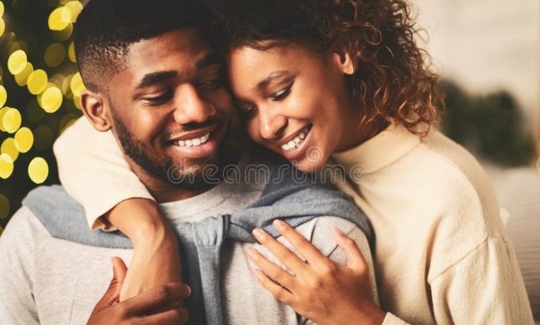 un-couple-afro-amoureux-passe-noël-ensemble-profiter-des-vacances-couples-qui-s-embrassent-et-passent-161079622